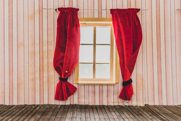 Boş Odası Eski Tarz Penceresi Olan Bir Daire Gerçekçi Bebek — Stok fotoğraf