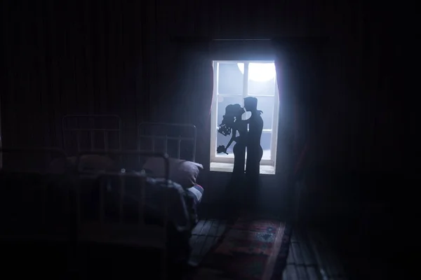 Een Realistische Poppenhuis Slaapkamer Met Meubilair Raam Nachts Romantisch Stel — Stockfoto