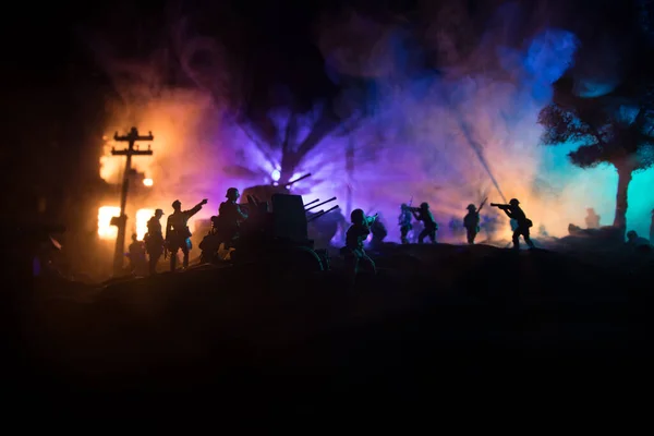 Conceito Guerra Silhuetas Militares Lutando Cena Fundo Céu Nevoeiro Guerra — Fotografia de Stock