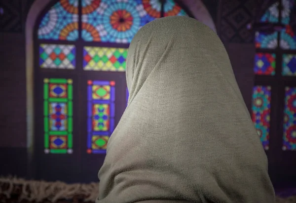 快乐的穆斯林女孩在室内戴头巾 一个年轻的穆斯林女孩的画像 — 图库照片
