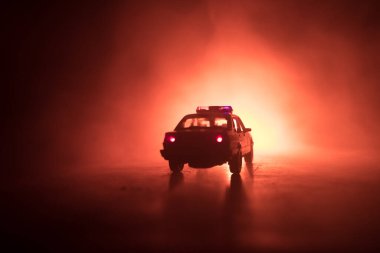 Polisle Corona virüsü konsepti. Corona virüsünü önlemek için tedbir amaçlı önlemler için evde kal. Çevik kuvvet polisi hazır olmak için işaret verdi. Karanlık arka planda ışıklarla tüttürmek. Seçici odak