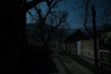 Gece sessiz köyde dolunay var. Ay ışığı altındaki dağ köyünün güzel gece manzarası. Azerbaycan doğası. Uzun pozlu çekim