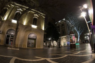 BAKU, AZERBAIJAN - 7 Nisan 2020 - Bakü, Azerbaycan şehir merkezi. Geceleri Azerbaycan 'ın başkenti Bakü' nün boş sokakları. Covid salgını yaşanıyor