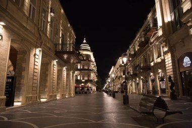 BAKU, AZERBAIJAN - 7 Nisan 2020 - Bakü, Azerbaycan şehir merkezi. Geceleri Azerbaycan 'ın başkenti Bakü' nün boş sokakları. Covid salgını yaşanıyor