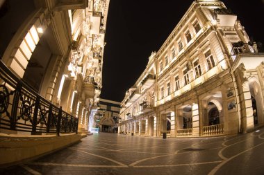 BAKU, AZERBAIJAN - 7 Nisan 2020 - Bakü, Azerbaycan şehir merkezi. Geceleri Azerbaycan 'ın başkenti Bakü' nün boş sokakları. Covid salgını yaşanıyor