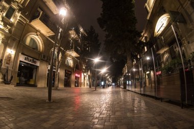 BAKU, AZERBAIJAN - 7 Nisan 2020 - Bakü, Azerbaycan şehir merkezi. Geceleri Azerbaycan 'ın başkenti Bakü' nün boş sokakları. Covid salgını yaşanıyor