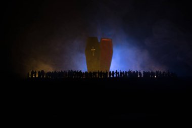 Coronavirus 2019-nCov romanı Coronavirus konsepti. Kalabalık gece sisli ve arka planda büyük bir tabuta bakıyor. Yaratıcı sanat dekorasyonu. Seçici odak.