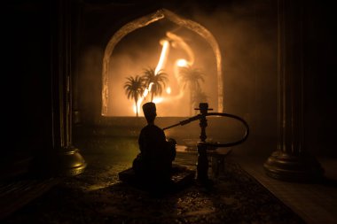 Shisha konsepti. Pencere ve sütunları olan gerçekçi bir Arap iç mimarisi. Shisha kâsesinde sıcak nargile kömürleri buhar bulutları oluşturur. Doğulu şık bir shisha minyatürü. Seçici odak