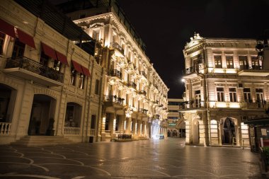 BAKU, AZERBAIJAN - 7 Nisan 2020 - Bakü, Azerbaycan şehir merkezi. Geceleri Azerbaycan 'ın başkenti Bakü' nün boş sokakları. Covid salgını yaşanıyor