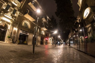 BAKU, AZERBAIJAN - 7 Nisan 2020 - Bakü, Azerbaycan şehir merkezi. Geceleri Azerbaycan 'ın başkenti Bakü' nün boş sokakları. Covid salgını yaşanıyor
