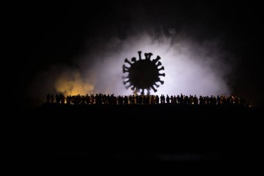 Coronavirus 2019-nCov romanı Coronavirus konsepti. Kalabalık gece sis ve arka planda büyük Corona virüsü modeline bakıyor. Yaratıcı sanat dekorasyonu. Seçici odak.