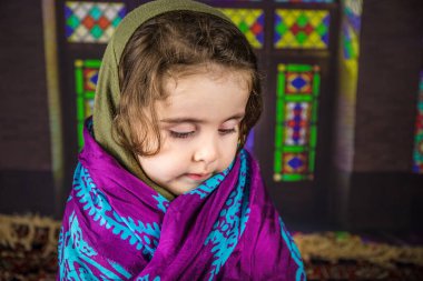 İçeride tesettürlü mutlu Müslüman kız. Genç Müslüman bir kızın portresi