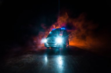 Ambulans arabasıyla Corona virüsü konsepti. Corona virüsünü önlemek için tedbir amaçlı önlemler için evde kal. Ambülans arabası koyu sisli arka planda. Yaratıcı sanat dekorasyonu. Seçici odak