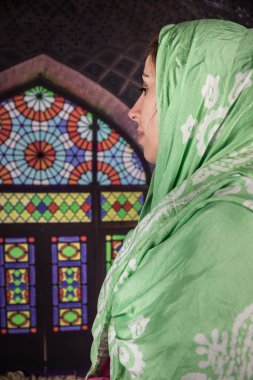 Müslüman bir kadın camide Allah için dua ediyor. Halıda dua eden Müslüman kadının elleri geleneksel kıyafetlerle, tesettürlü kadının elleri..