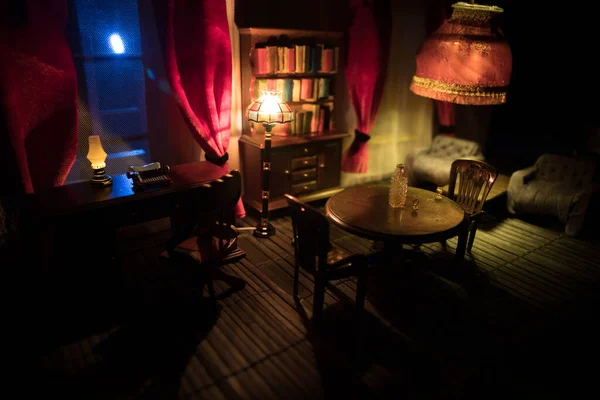 Реалістична Вітальня Лялькового Будиночка Меблями Вікнами Вночі Художнє Оздоблення Столу — стокове фото
