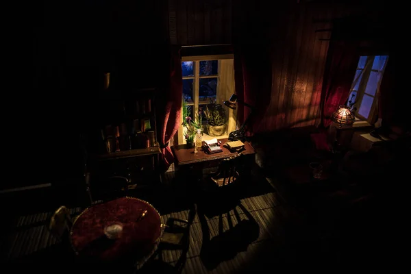 Реалістична Вітальня Лялькового Будиночка Меблями Вікнами Вночі Чоловік Сидить Столі — стокове фото