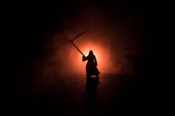 Смерть Косой Темном Туманном Фоне Женщина Призрак Ужасов Держит Жнеца — стоковое фото