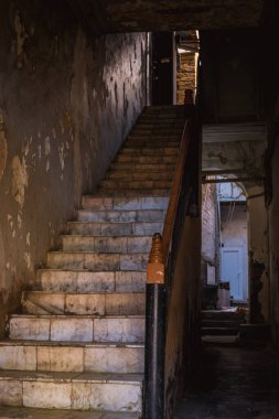 BAKU, AZERBAIJAN - 14 Nisan 2020 - Bakü, Azerbaycan şehir merkezi. Gündüz vakti Azerbaycan 'ın başkenti Bakü' nün boş sokakları. Şehir merkezindeki eski binalar. Ayrıntılı