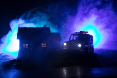 Polisle Corona virüsü konsepti. Corona virüsünü önlemek için tedbir amaçlı önlemler için evde kal. Çevik kuvvet polisi hazır olmak için işaret verdi. Karanlık arka planda ışıklarla tüttürmek. Seçici odak