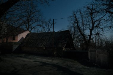 Gece sessiz köyde dolunay var. Ay ışığı altındaki dağ köyünün güzel gece manzarası. Azerbaycan doğası. Uzun pozlu çekim