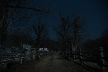 Gece sessiz köyde dolunay var. Ay ışığı altındaki dağ köyünün güzel gece manzarası. Azerbaycan doğası. Uzun pozlu çekim