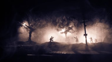 Büyük kalibreli tüfekli ordu keskin nişancısı ateş ve dumanın içinde duruyor. Savaş Konsepti. Savaş sahnesi sisli gökyüzü arka planında geceleri Bulutlu Skyline 'ın altında siluetlerle savaşmak. Şehir savaş yüzünden yok oldu.