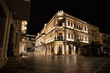 BAKU, AZERBAIJAN - 7 Nisan 2020 - Bakü, Azerbaycan şehir merkezi. Geceleri Azerbaycan 'ın başkenti Bakü' nün boş sokakları. Covid salgını yaşanıyor