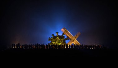 Koronavirüsle yaratıcı manipülasyon kavramı. Kalabalık büyük Corona virüsü minyatürüne bakıyor. Covid19 minyatürünü kontrol eden el sisli bir arka planda sicimler taşıyor. Seçici odak