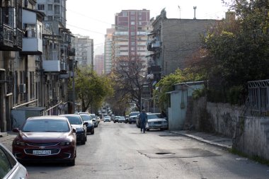 BAKU, AZERBAIJAN - 14 Nisan 2020 - Bakü, Azerbaycan şehir merkezi. Gündüz vakti Azerbaycan 'ın başkenti Bakü' nün boş sokakları. Covid salgını yaşanıyor