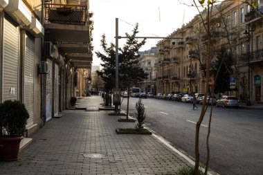 BAKU, AZERBAIJAN - 14 Nisan 2020 - Bakü, Azerbaycan şehir merkezi. Gündüz vakti Azerbaycan 'ın başkenti Bakü' nün boş sokakları. Covid salgını yaşanıyor