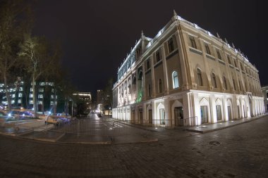 BAKU, AZERBAIJAN - 7 Nisan 2020 - Bakü, Azerbaycan şehir merkezi. Geceleri Azerbaycan 'ın başkenti Bakü' nün boş sokakları. Covid salgını yaşanıyor