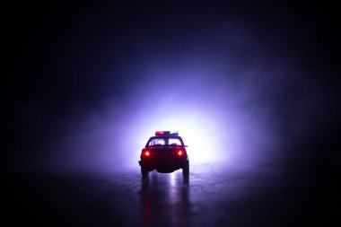 Polisle Corona virüsü konsepti. Corona virüsünü önlemek için tedbir amaçlı önlemler için evde kal. Çevik kuvvet polisi hazır olmak için işaret verdi. Karanlık arka planda ışıklarla tüttürmek. Seçici odak