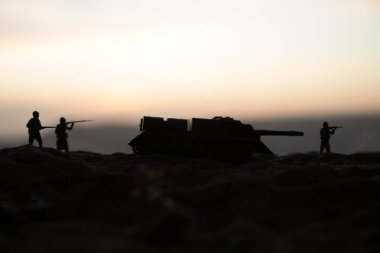 Savaş Konsepti. Askeri siluetler savaş sisli gökyüzü arka planında savaş sahnesi, Dünya Savaşı Askerleri Silueti Bulutlu Skyline 'ın altında gün batımı. Seçici odak