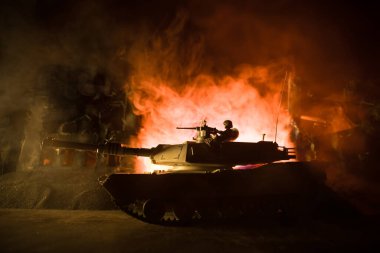 Savaş Konsepti. Zırhlı araç siluet savaş sahnesi sisli gökyüzü arka planında gece. Amerikan tankı savaşmaya hazır. Yaratıcı dekorasyon
