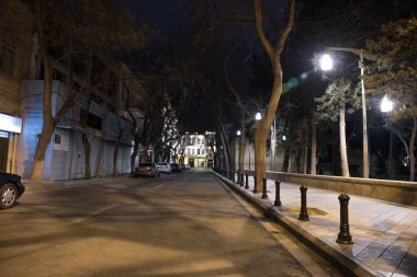 BAKU, AZERBAIJAN - 7 Nisan 2020 - Bakü, Azerbaycan şehir merkezi. Geceleri Azerbaycan 'ın başkenti Bakü' nün boş sokakları. Covid salgını yaşanıyor