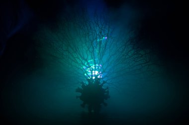 Coronavirus 2019-nCov romanı Coronavirus konsepti. Büyük Corona virüsü minyatür maketi ahşap masa üzerinde sis ve arka ışık ile. Yaratıcı sanat dekorasyonu. Seçici odak.