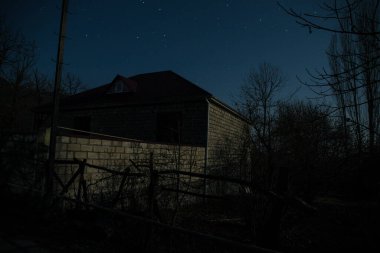 Gece sessiz köyde dolunay var. Ay ışığı altındaki dağ köyünün güzel gece manzarası. Azerbaycan doğası. Uzun pozlu çekim