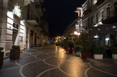 BAKU, AZERBAIJAN - 7 Nisan 2020 - Bakü, Azerbaycan şehir merkezi. Geceleri Azerbaycan 'ın başkenti Bakü' nün boş sokakları. Covid salgını yaşanıyor