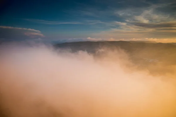 아제르바이잔의 지대에서는 주황색 석양을 수있습니다 구름낀 — 스톡 사진