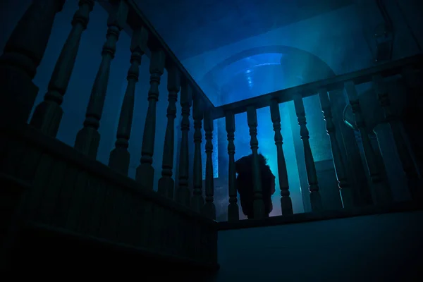 Starej Przerażającej Opuszczonej Rezydencji Sylwetka Przerażającego Ducha Dziecka Stojącego Schodach — Zdjęcie stockowe