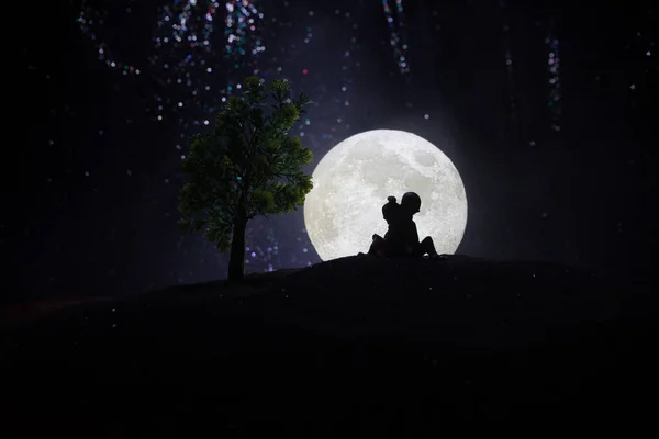 Σιλουέτες Ζευγαριού Έναστρο Και Σεληνιακό Φόντο Ευτυχισμένο Ζευγάρι Νύχτα Κάτω — Φωτογραφία Αρχείου