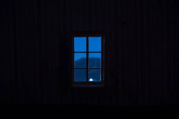 Scène Nocturne Lune Vue Par Fenêtre Depuis Chambre Noire Maison — Photo