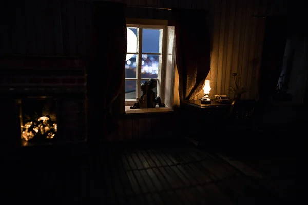 Realistyczny Salon Meblami Oknem Nocy Romantyczna Para Siedząca Oknie Dekoracja — Zdjęcie stockowe