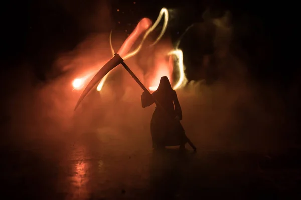 Karanlık Sisli Arka Planda Tırpanlı Bir Ölüm Kadın Korku Hayaleti — Stok fotoğraf