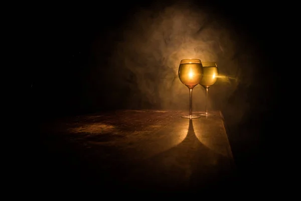 Copa Vino Sobre Mesa Madera Con Hermosas Luces Tonificadas Fondo — Foto de Stock