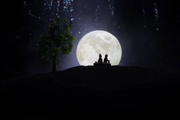 Silhouetten Van Een Koppel Met Sterren Maanachtergrond Gelukkig Stel Nachts — Stockfoto