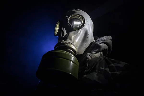 어두운 배경에 마스크를 종말론 방독면을 남자의 초상화 방사선 수단이지 선택적 — 스톡 사진