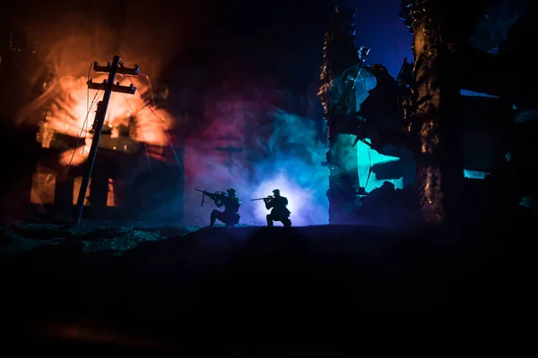 战争概念 军事轮廓在战争的雾天背景下的战斗场景 第二次世界大战的士兵轮廓在乌云的天空下的夜晚 在被毁的城市战斗 有选择的重点 — 图库照片