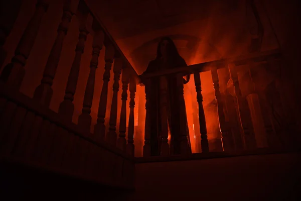 在那栋废弃的老房子里恐怖鬼魂的轮廓耸立在城堡通往地下室的楼梯上 可怕的万圣节概念 — 图库照片