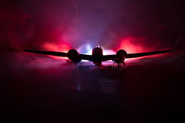 Alman Junker (Ju-88) gece bombacısı. Jet motorlu uçağın ölçekli modeline sahip sanat eserleri. Işıklı sisli bir zemin. Savaş sahnesi. Seçici odak